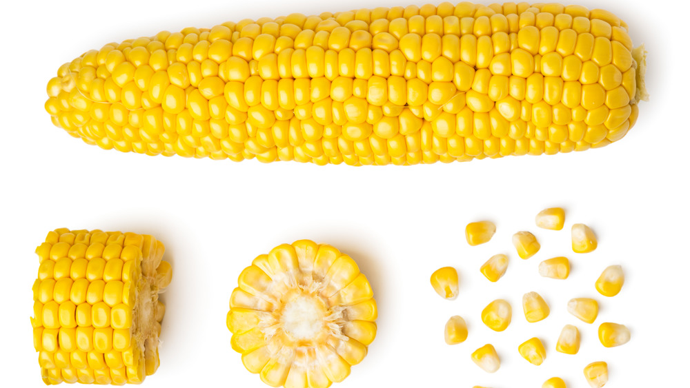 Кукурузный початок, ломтики и зерна