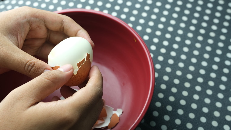 Очистка вареного яйца
