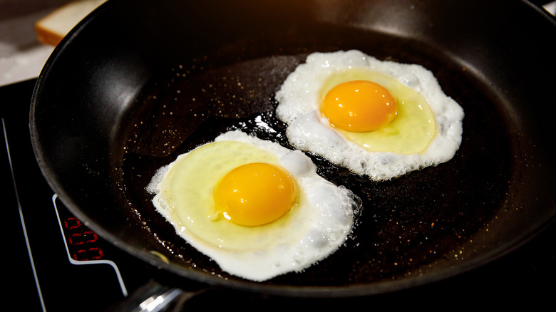 два жареных яйца на сковороде