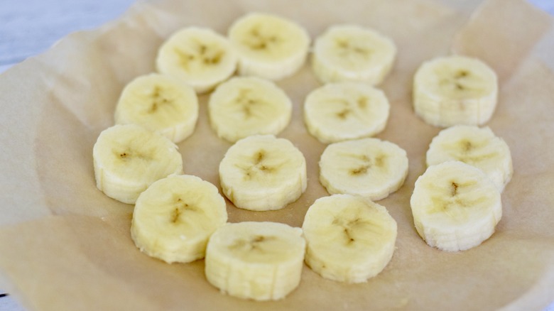 нарезанные бананы на тарелке