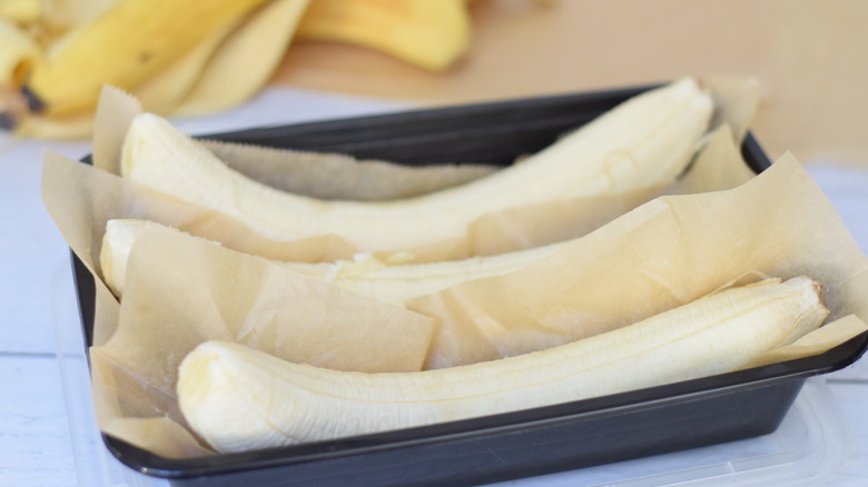 целые бананы, готовые к заморозке