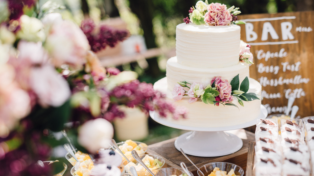 Свадебный торт на открытом воздухе