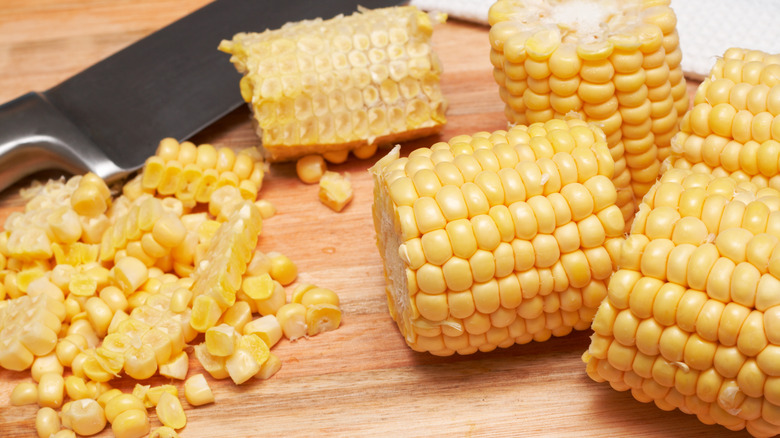 Срезание зерен кукурузы с початка