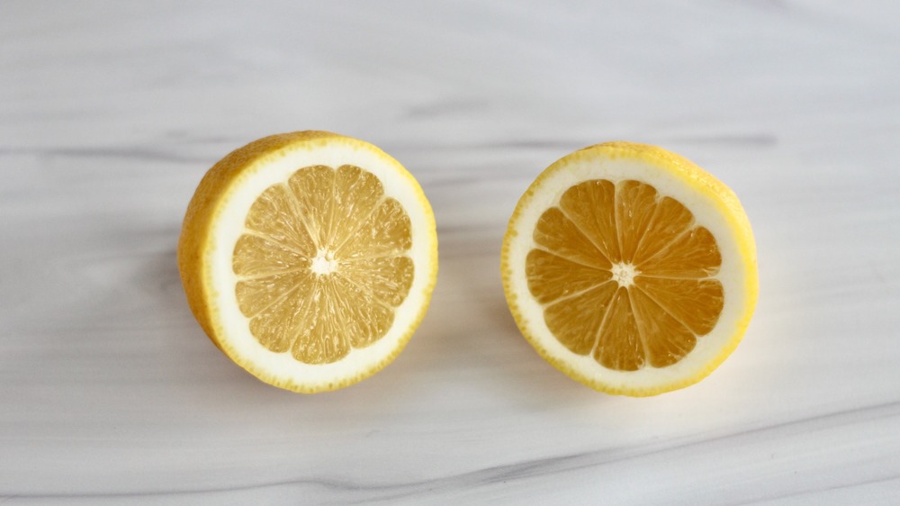 Лимон разрезан пополам по ширине