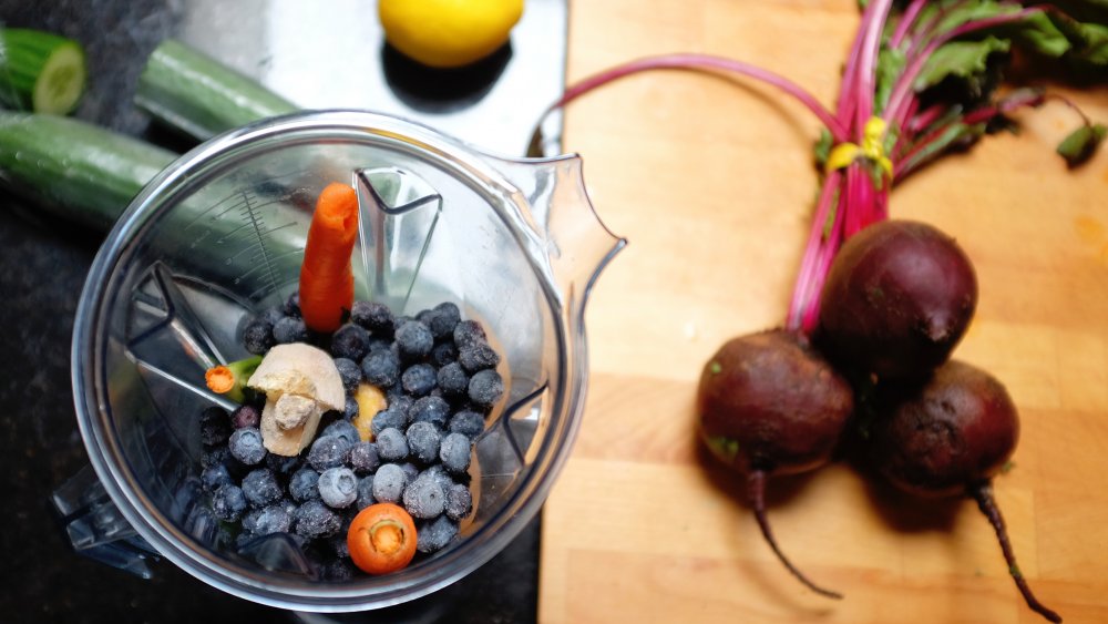 блендер vitamix с фруктами и овощами