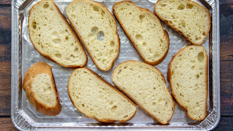 ломтики хлеба на листе для выпечки