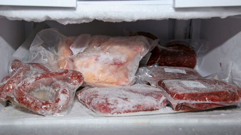 Замороженное мясо в морозильной камере