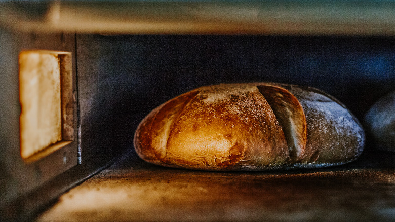 буханки хлеба в духовке