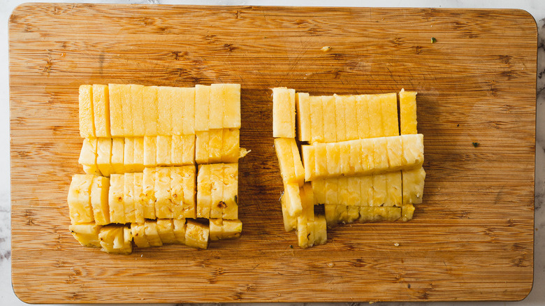 кусочки ананаса на разделочной доске
