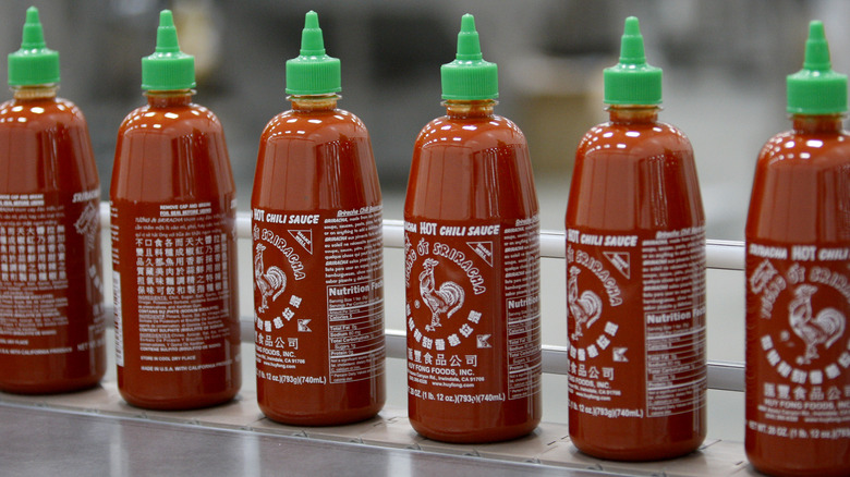 Бутылки с острым соусом Sriracha.