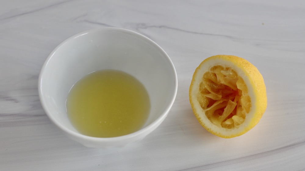 Белая миска со свежевыжатым лимонным соком