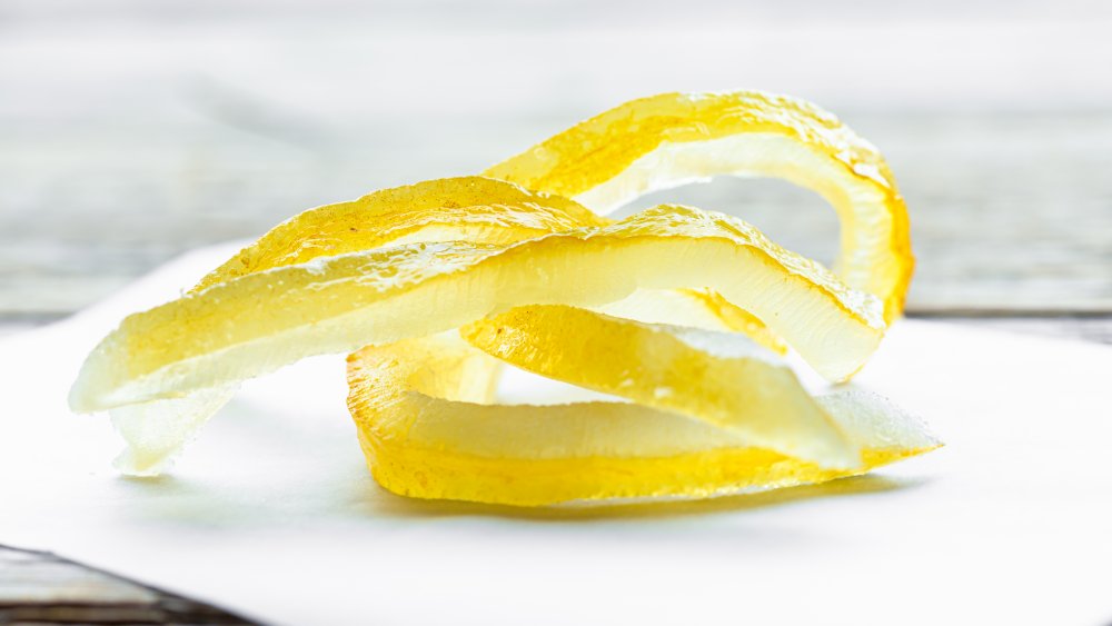 засахаренная лимонная цедра на бумажном полотенце