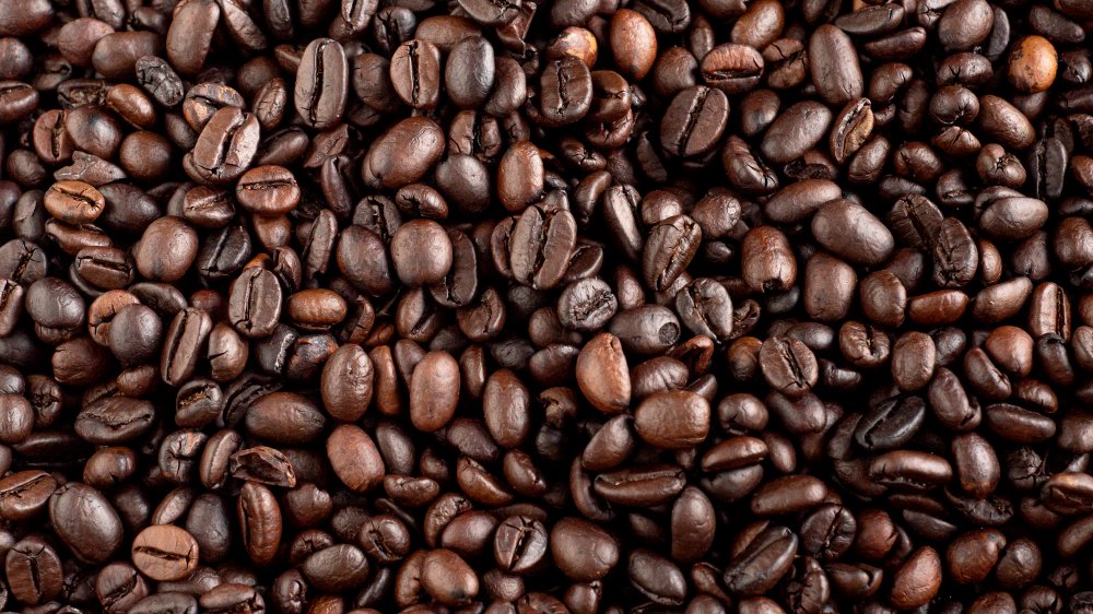 кофейные зерна, блестящие от масел