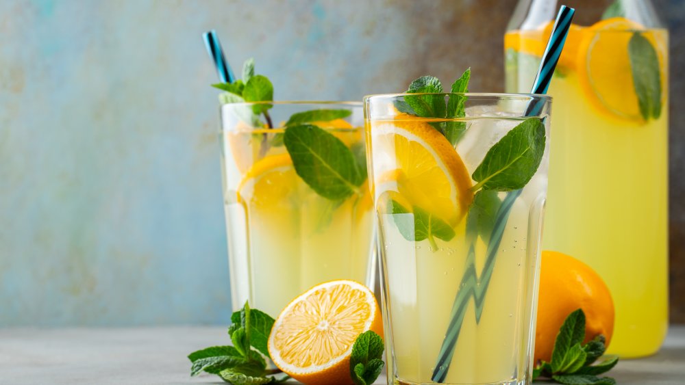 свежий лимонад в двух стаканах и кувшине