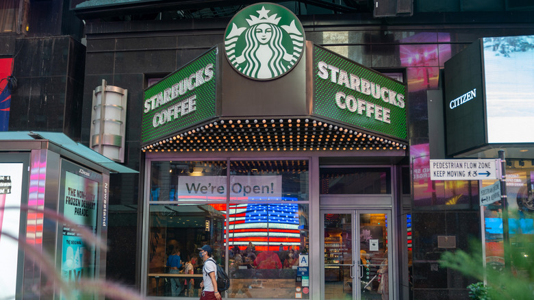фасад заведения Starbucks