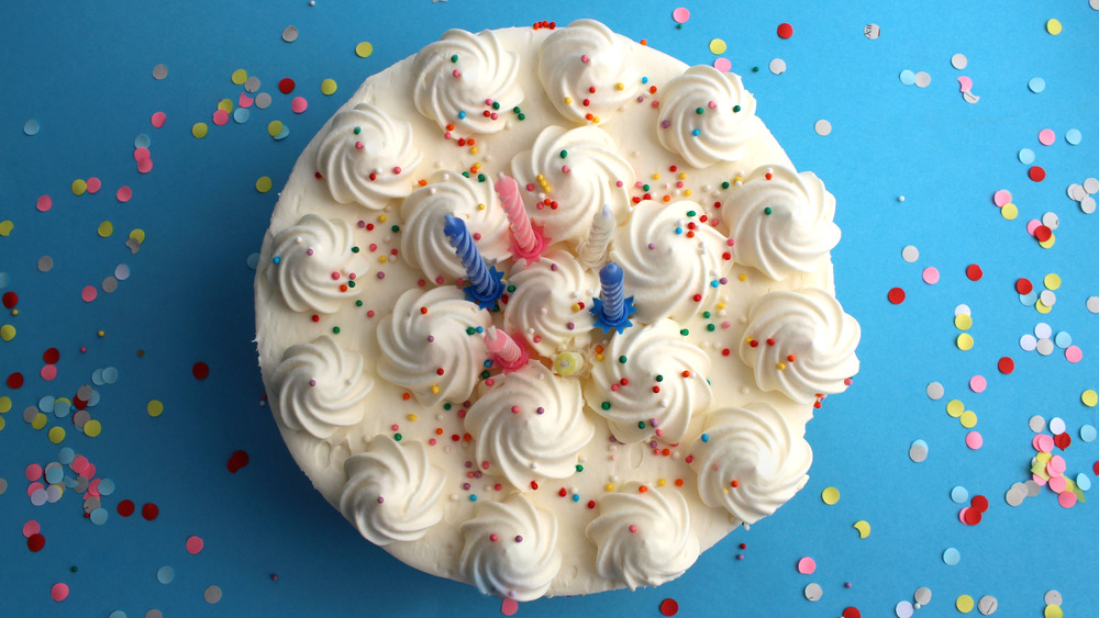 Торт на день рождения, покрытый глазурью