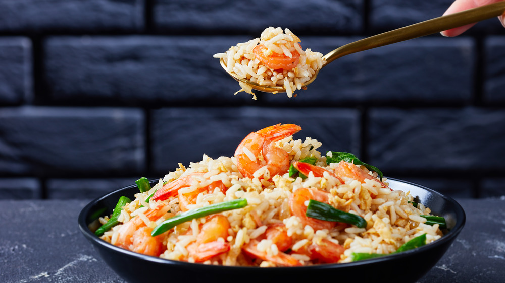Жареный рис с креветками в миске