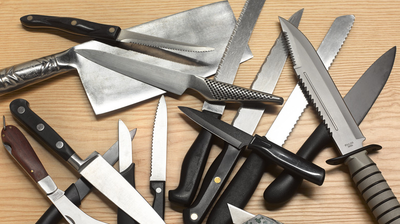 Кухонные ножи на деревянной поверхности