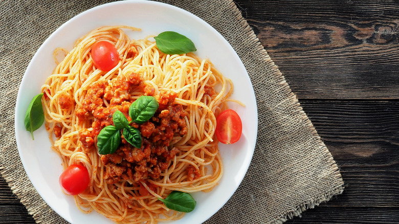 Спагетти на тарелке