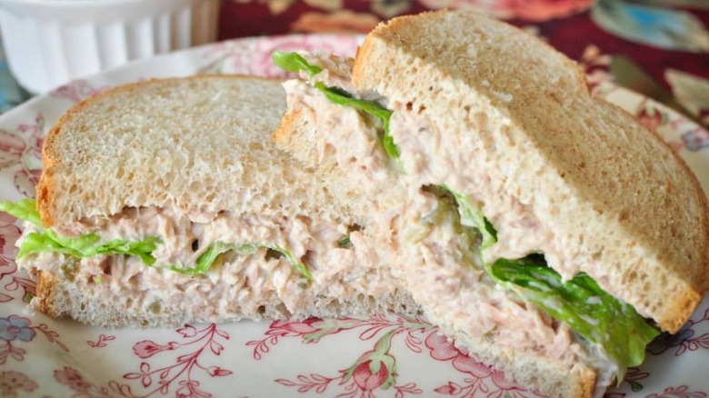 Сэндвич с салатом из тунца
