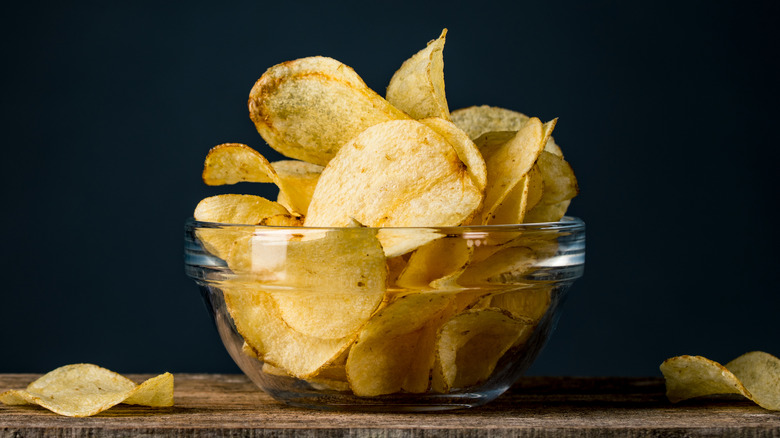Миска картофельных чипсов
