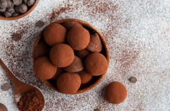 шоколадные трюфели с ложкой и шоколадной стружкой