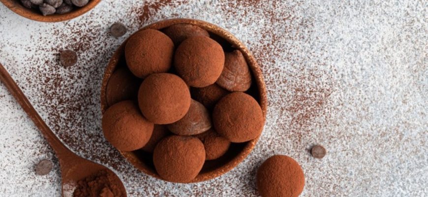 шоколадные трюфели с ложкой и шоколадной стружкой