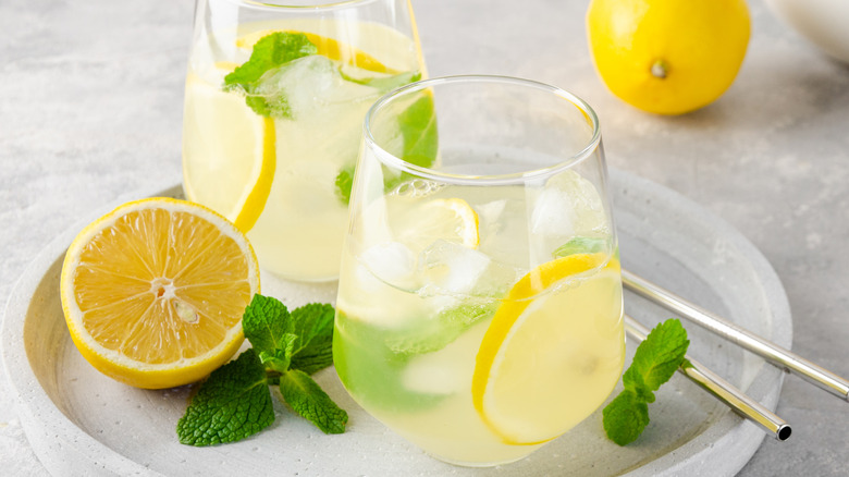 два стакана лимонада