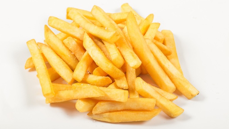 Золотистые картофельные чипсы, слегка посыпанные солью 
