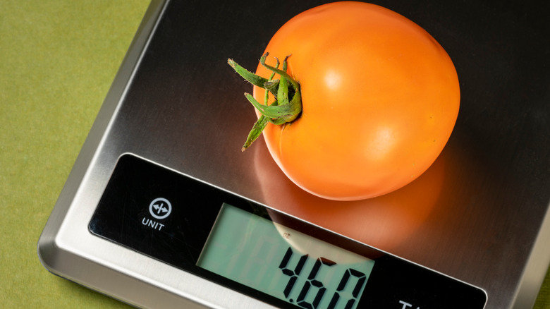 Цифровые кухонные весы с помидором