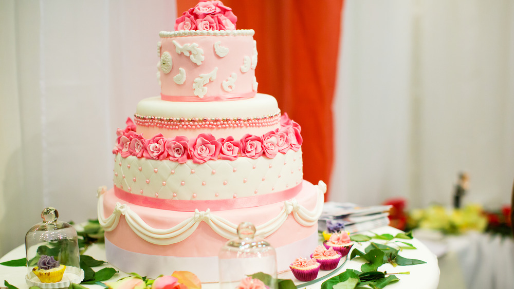 Розово-белый свадебный торт