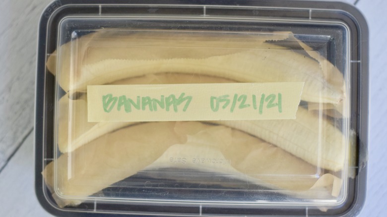 бананы в герметичном контейнере с этикеткой