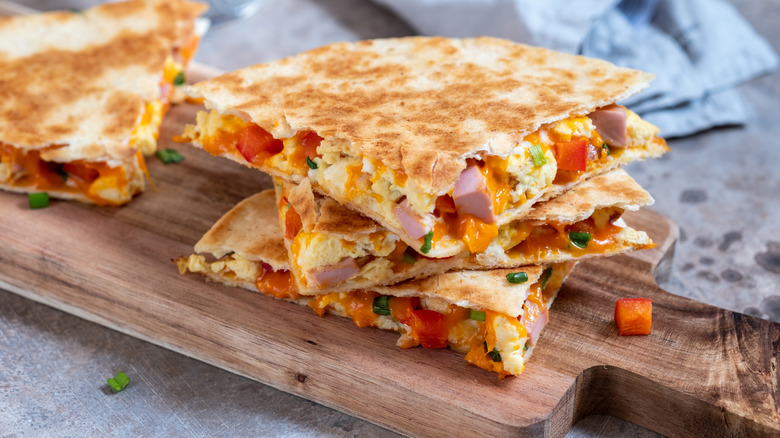 различные масла в стеклянных бутылках