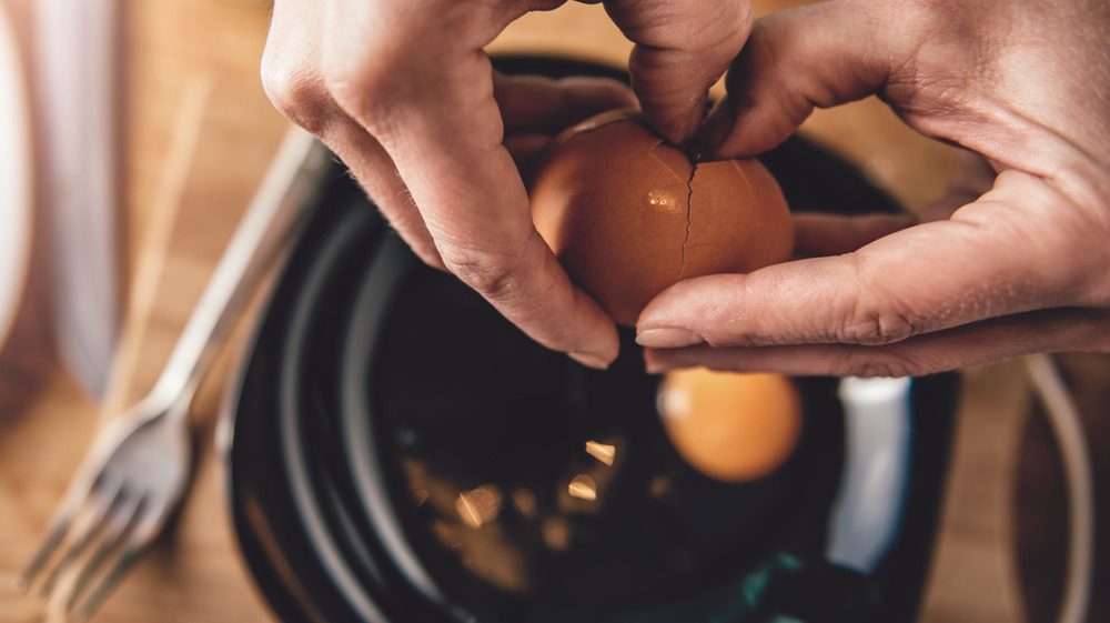 Разбивание яиц в миску