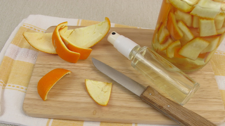 Чистка апельсиновой кожуры на разделочной доске