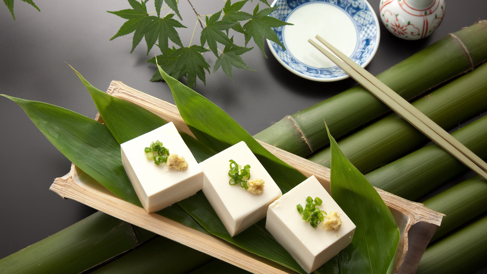 кусочки тофу на листьях с палочками для еды