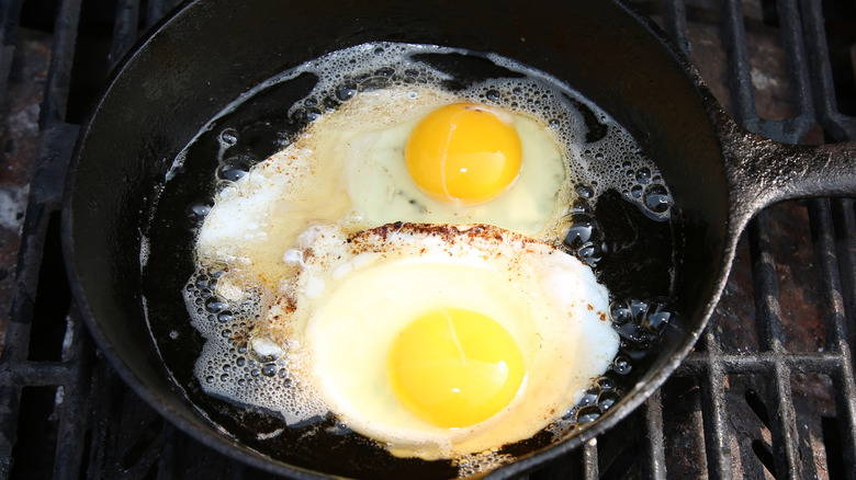 приготовление жареного яйца в масле