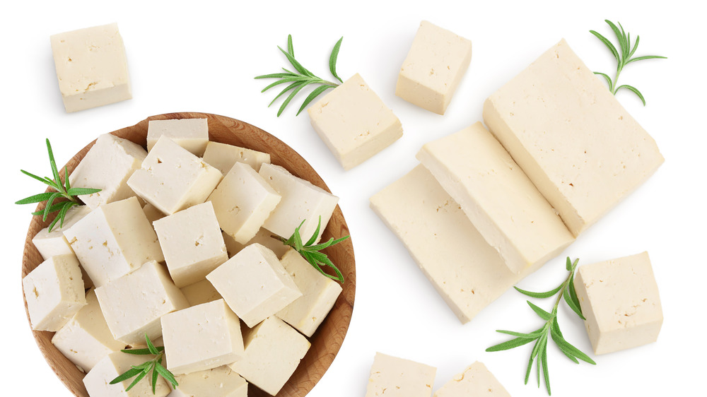 нарезанные кубиками блоки тофу