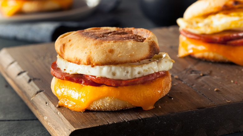 сэндвич для завтрака с круглым жареным яйцом