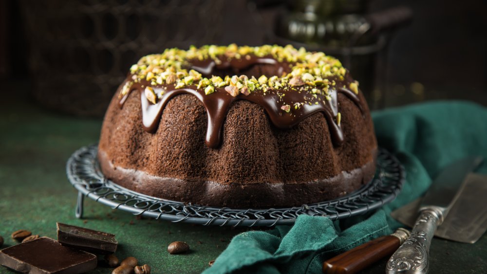 шоколадный торт-бандт с шоколадным ганашем и фисташками