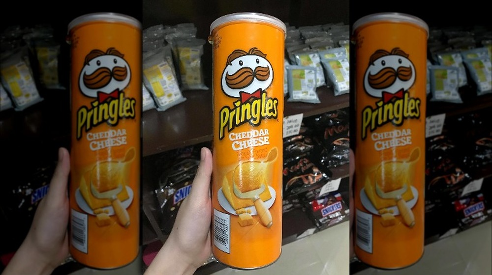 Чипсы Pringles со вкусом сыра Чеддер
