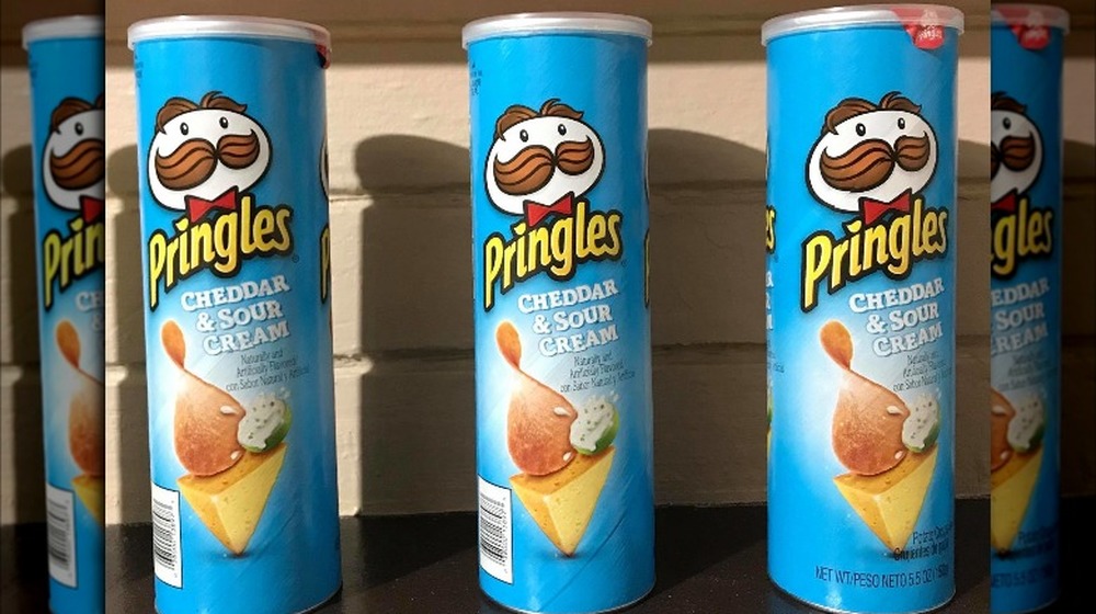 Чипсы Pringles со вкусом чеддера и сметаны