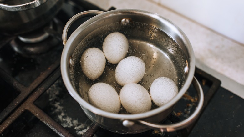 Яйца варятся в кастрюле с водой