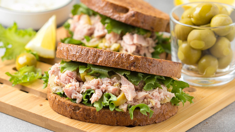 Сэндвич с салатом из тунца на пшенице