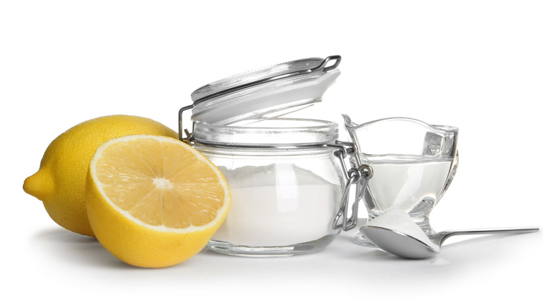 Лимон, пищевая сода и уксус