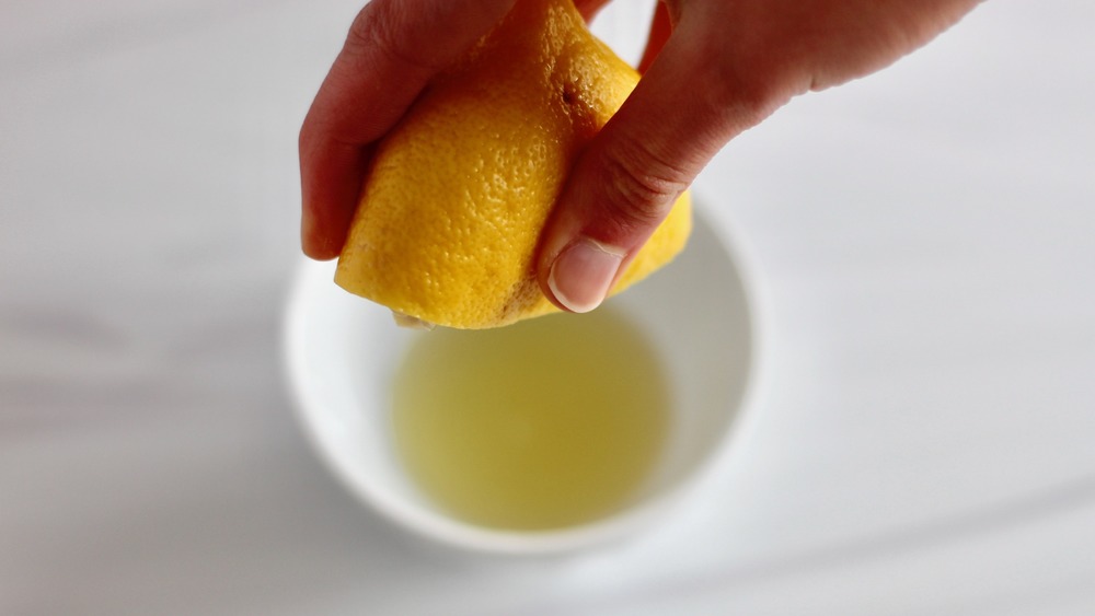 Выжимание лимона одной рукой
