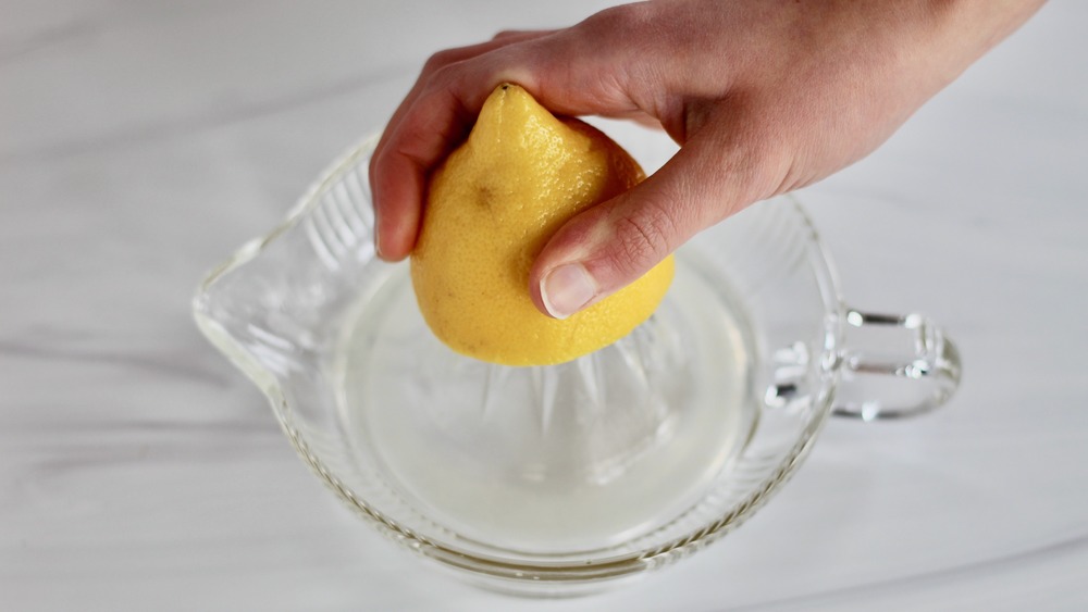 Стеклянная соковыжималка для цитрусовых с лимоном сверху
