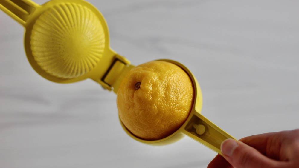 Желтая лимонная соковыжималка с лимоном внутри