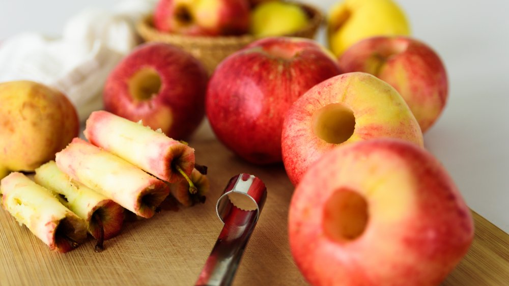 Яблоки, очищенные от сердцевины с помощью яблокодавилки