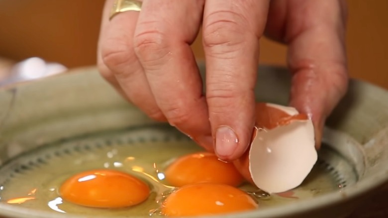 используйте яичную скорлупу, чтобы зачерпнуть осколки скорлупы в миску